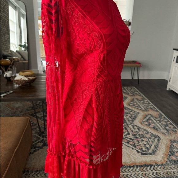 Size L. fits like a medium. Really pretty material. - Picture 7 of 9